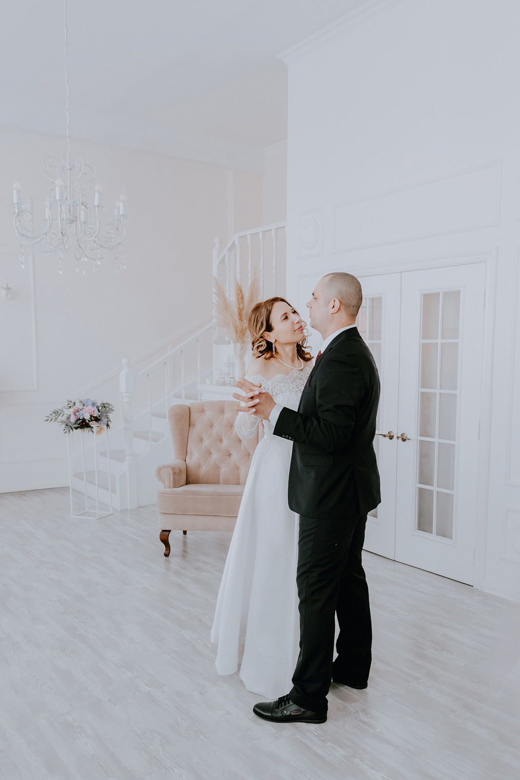 Свадебная фотосессия в светлой фотостудии Кемерово