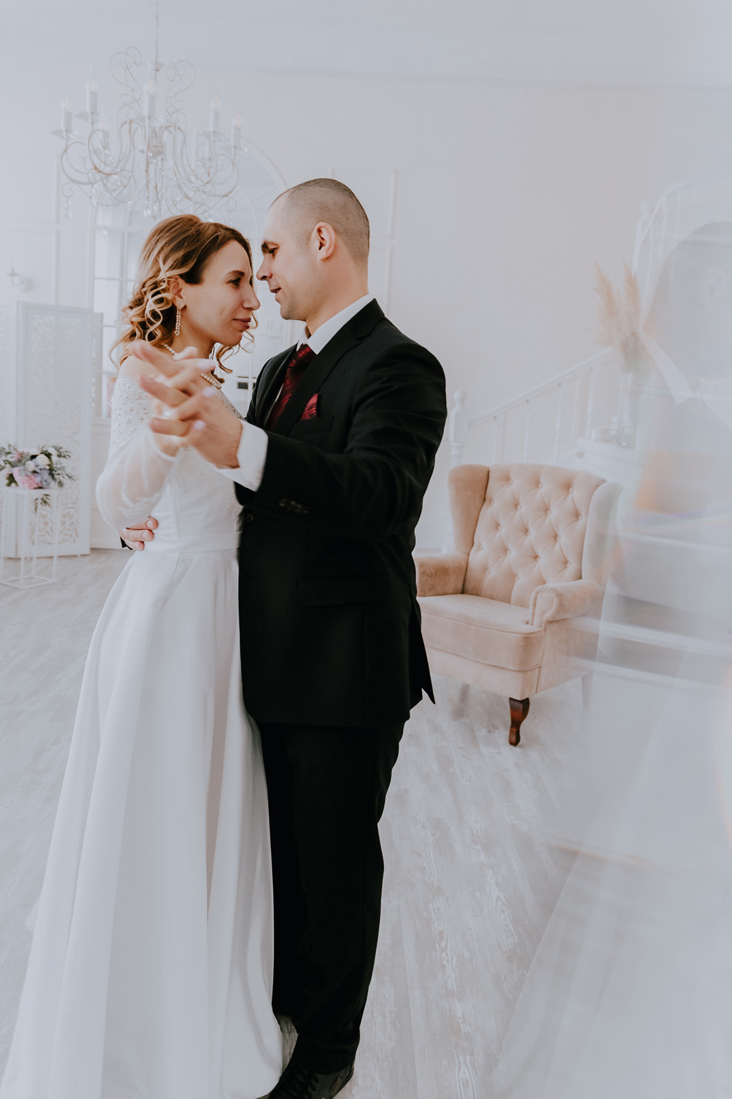 Свадебная фотосессия в светлой фотостудии Кемерово