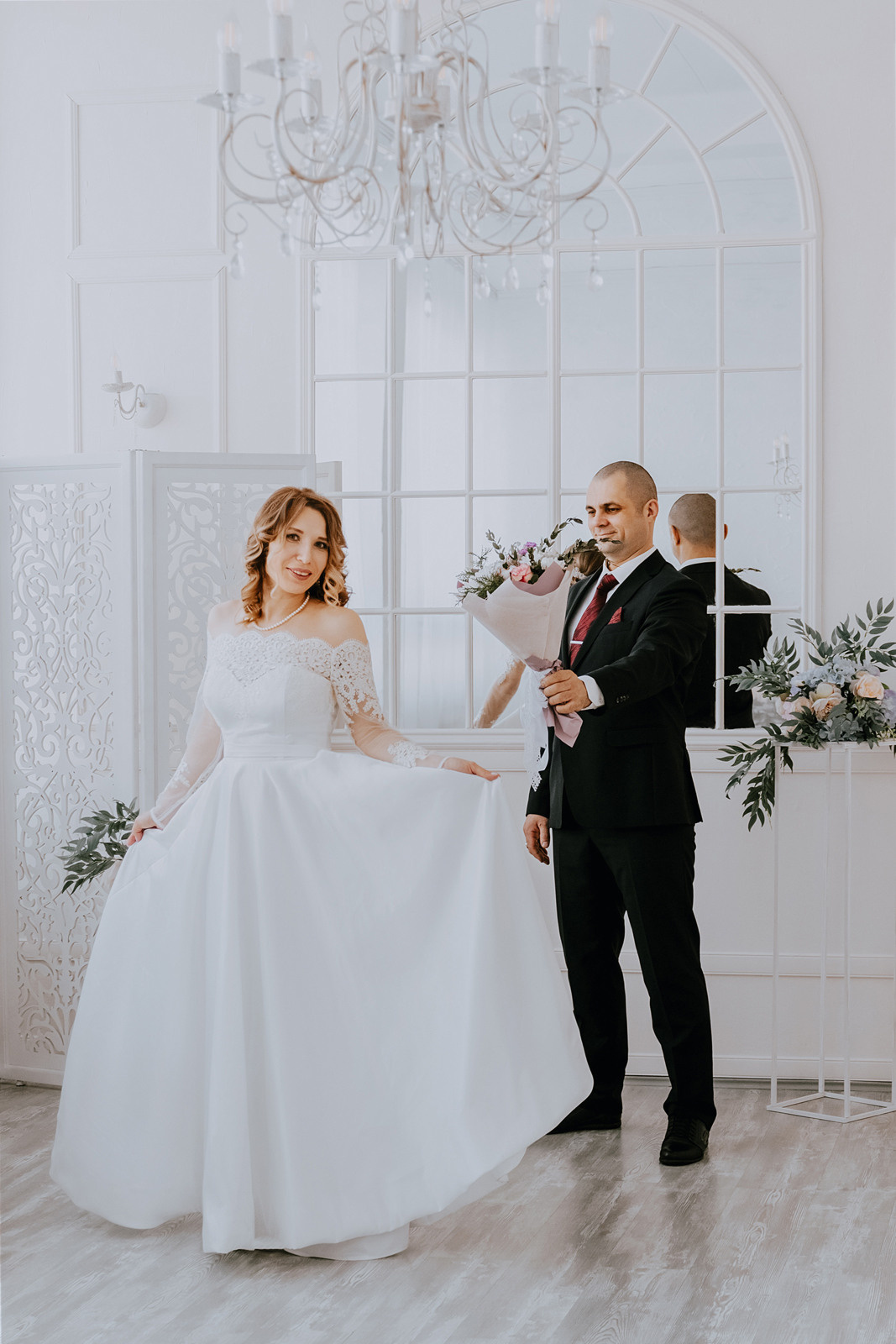 Свадебная фотосессия в светлой фотостудии Кемерово