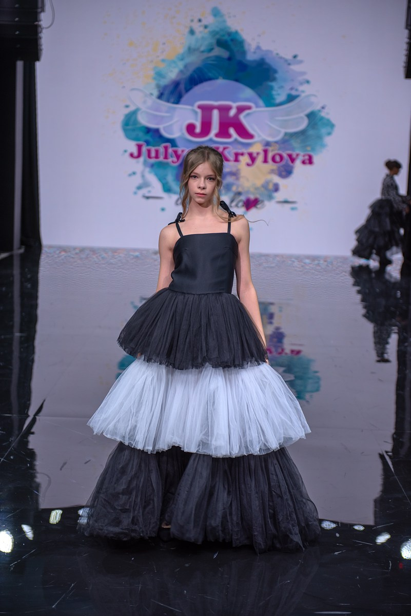 SochiFashionWeek2024 дизайнер Юлия Крылова. Семейный и коммерческий фотограф в Сочи Александр Бодунов