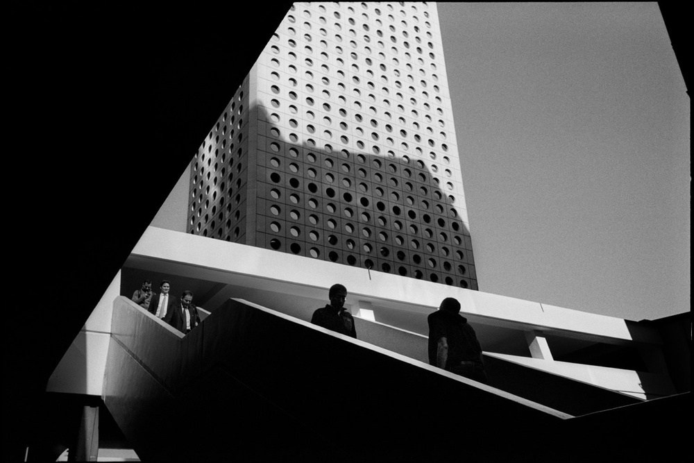 чёрно-белая фотография Сирила Дрюара с геометрией городской архитектуры