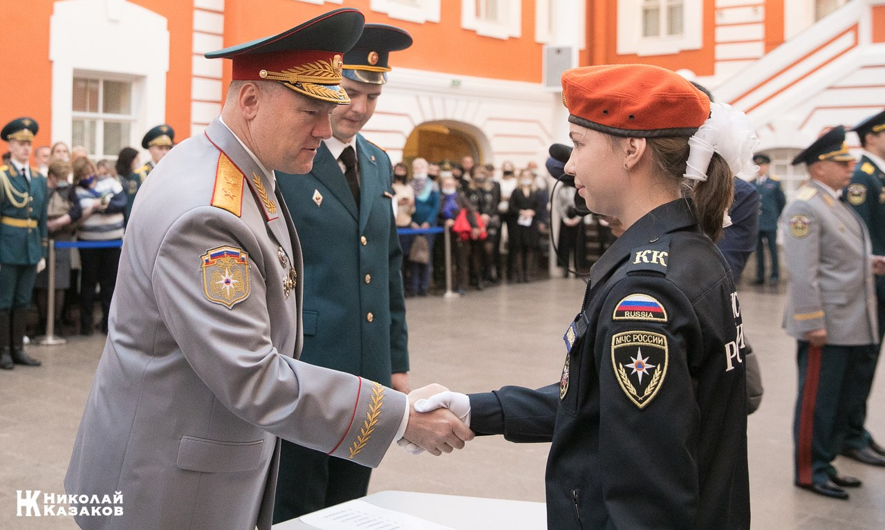 Алексей Серко поздравляет воспитанника кадетского класса МЧС после посвящения в кадеты  в Петропавловской крепости