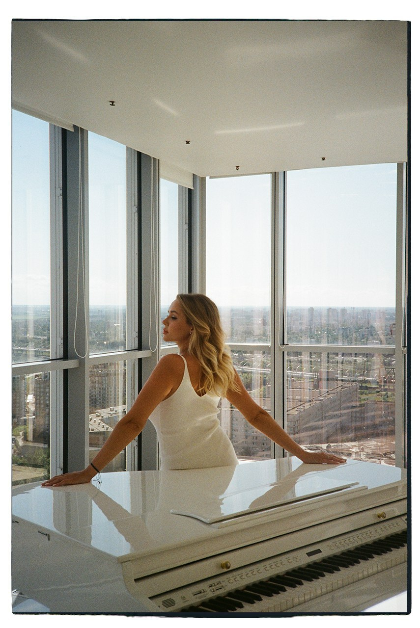 Профессиональная фотосессия в студии с красивым видом на город. Сестры Карабаза. Фотографы и ретушеры в Москве и Санкт-Петербурге