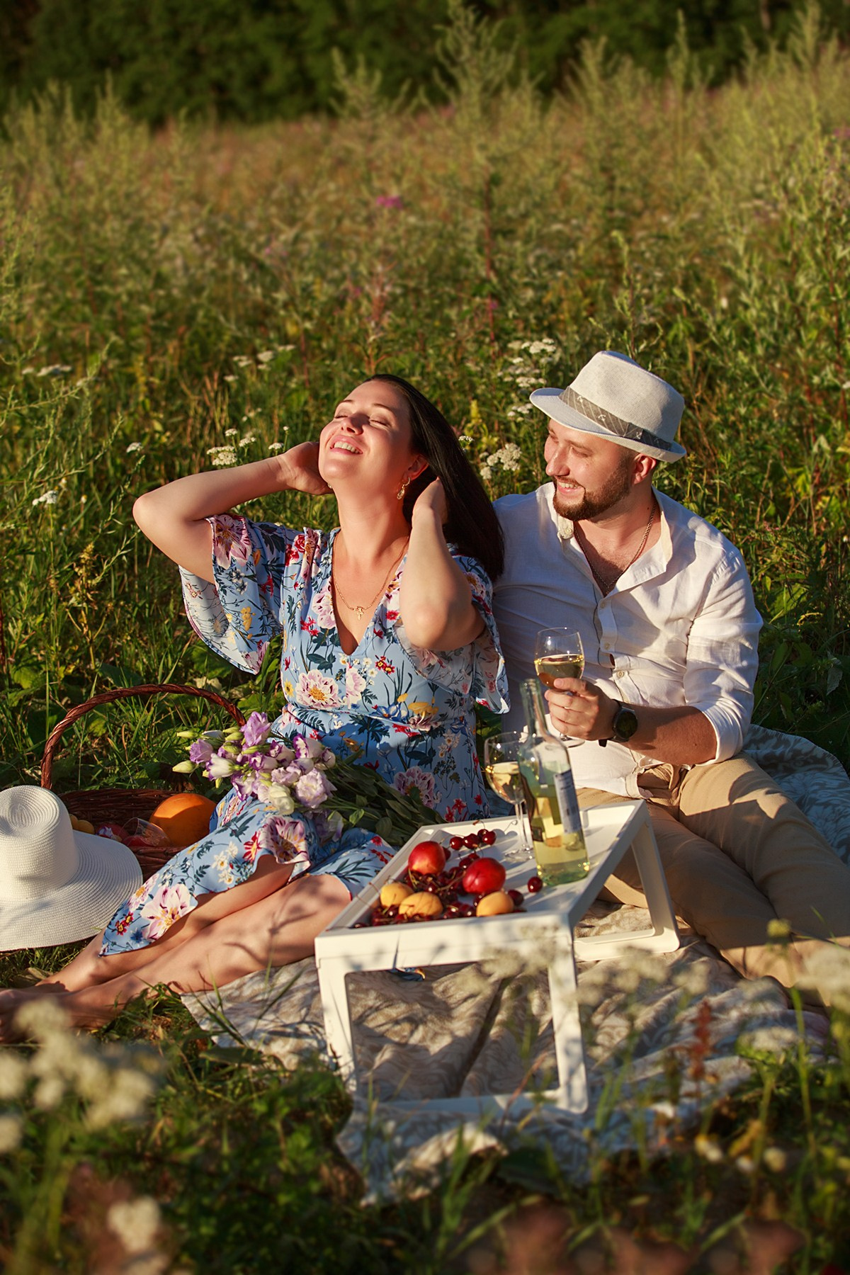 Фотосессия лавстори lovestory на годовщину свадьбы романтическая пара влюблённых в после цветов иван-чай. Семейный и детский фотограф в Москве Мария Быкова
