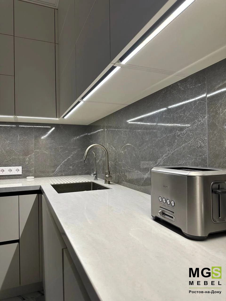 Серый кухонный гарнитур под мрамор от производителя МГС мебель
