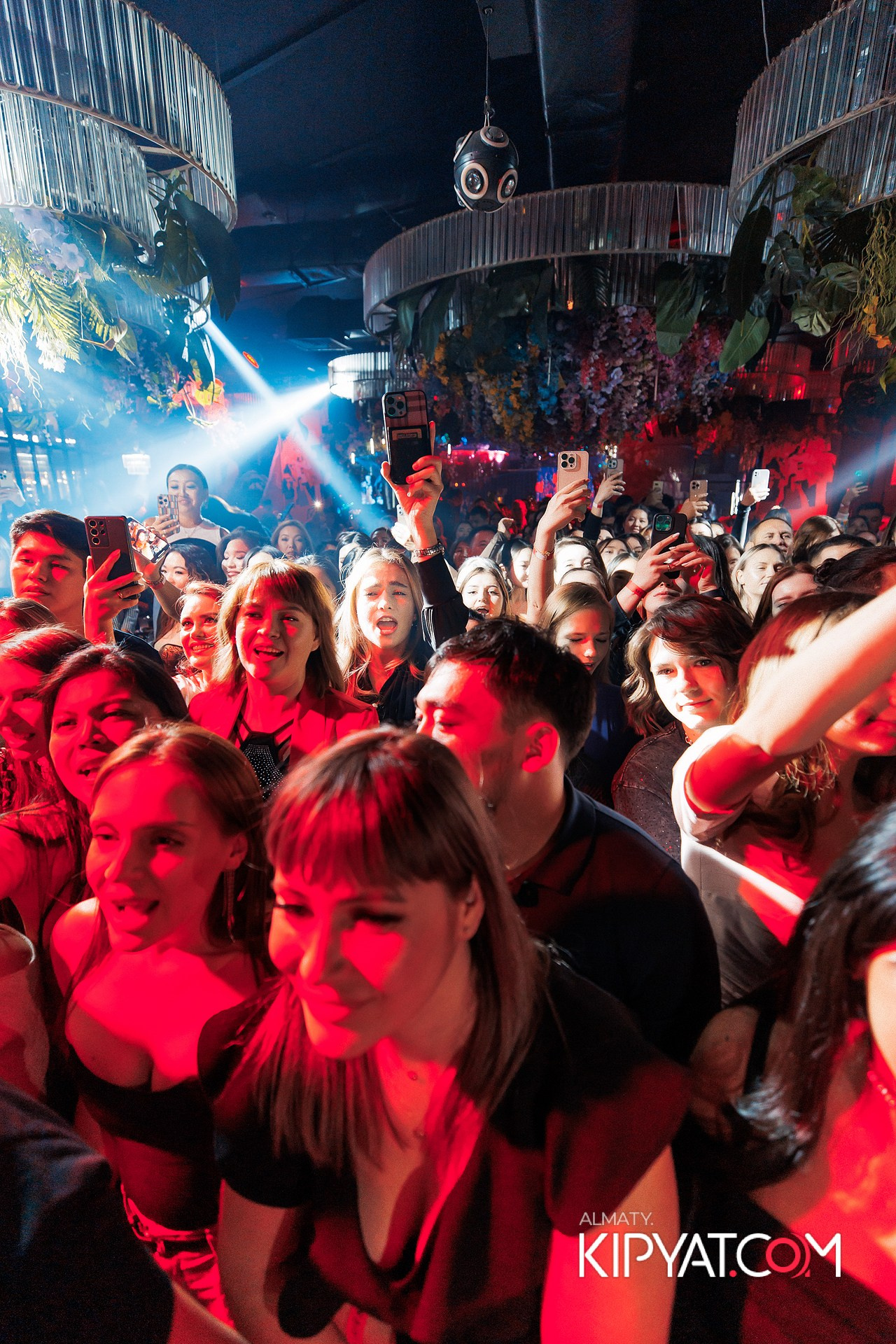 FRIENDS BAR & TERRACE. КИПЯТКОМ АЛМАТЫ!