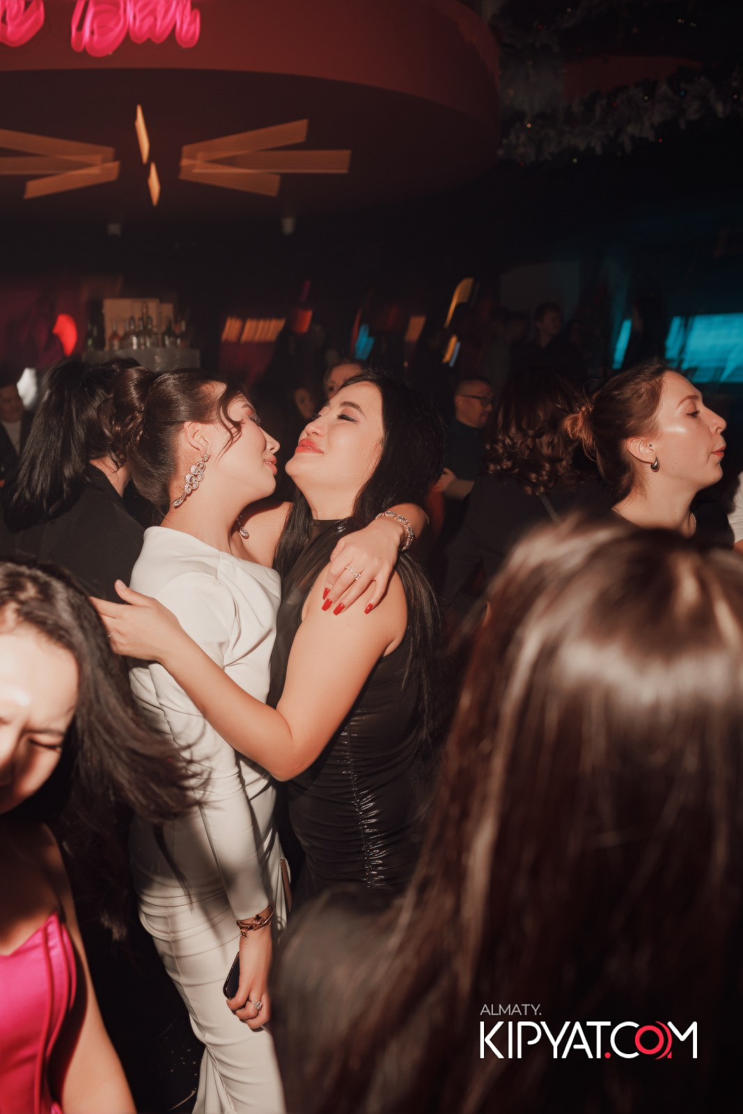 SANTA BARBARA — ПИТ ДЖЕЙСОН (ГР. ПРЕМЬЕР-МИНИСТР) И ИЛЬЯ ЗУДИН (ГР. ДИНАМИТ) НА ПРЕДНОВОГОДНЕЙ ВЕЧЕРИНКЕ. КИПЯТКОМ АЛМАТЫ!