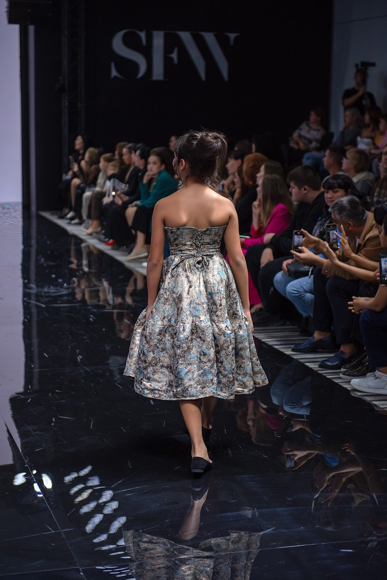 SochiFashionWeek2024 дизайнер Юлия Крылова. Семейный и коммерческий фотограф в Сочи Александр Бодунов