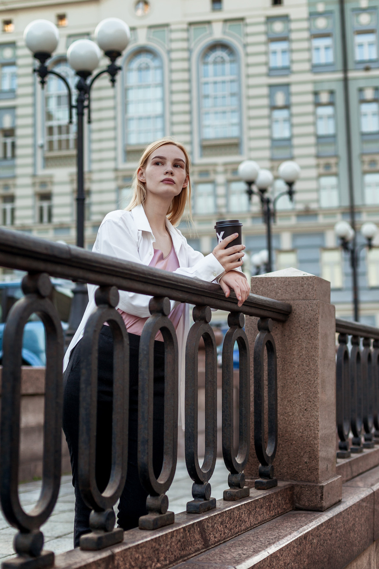 Фотосессия девушки в городе, фотопрогулка по Москве, Уличная фотосесси. Свадебный фотограф Дмитрий Гладков