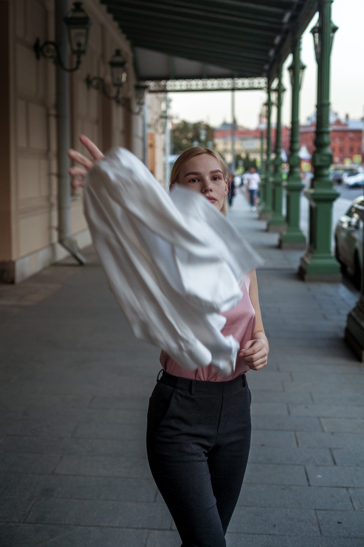 Фотосессия девушки в городе, фотопрогулка по Москве, Уличная фотосесси. Свадебный фотограф Дмитрий Гладков