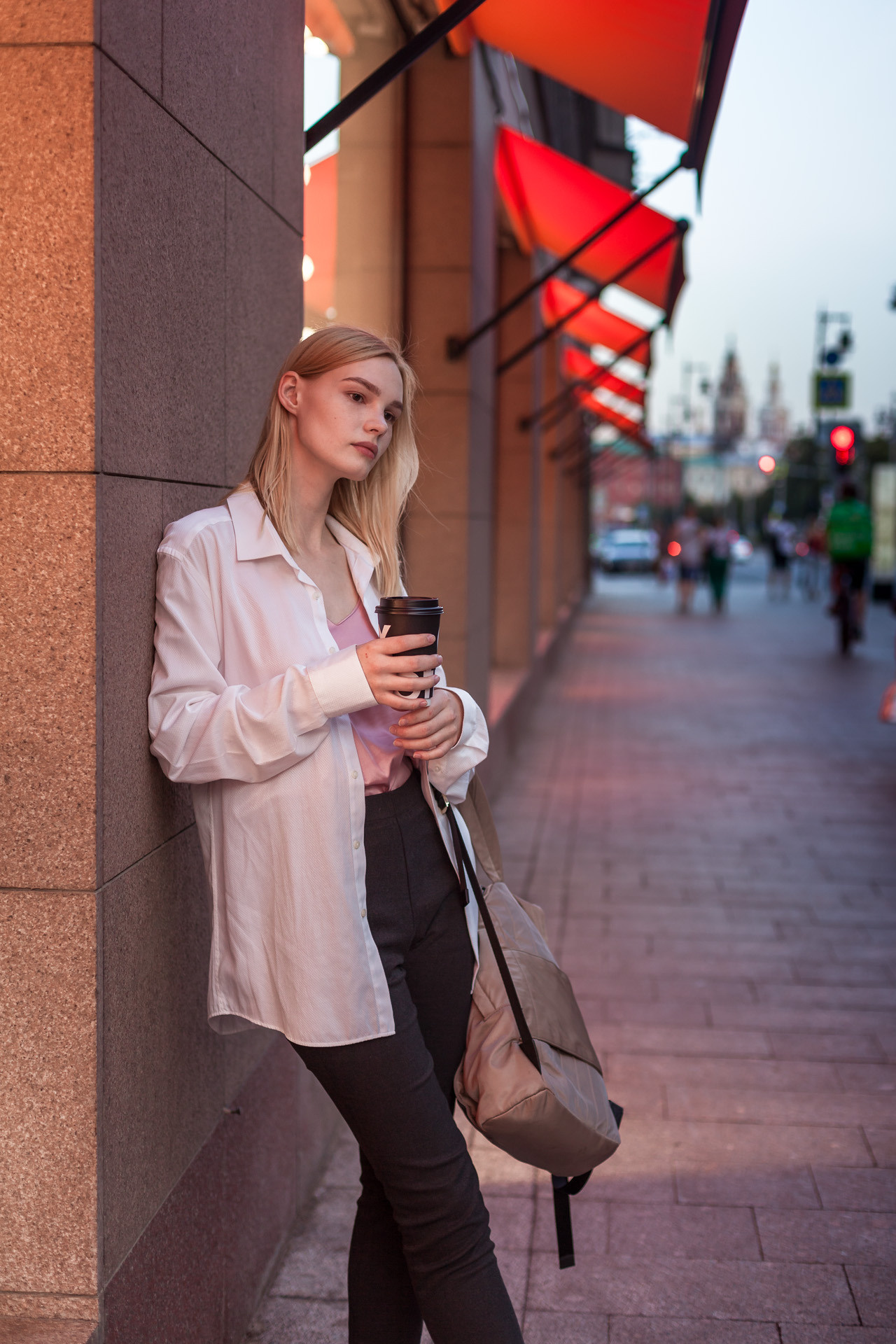 Фотосессия девушки в городе, фотопрогулка по Москве, Уличная фотосесси. Свадебный фотограф Дмитрий Гладков