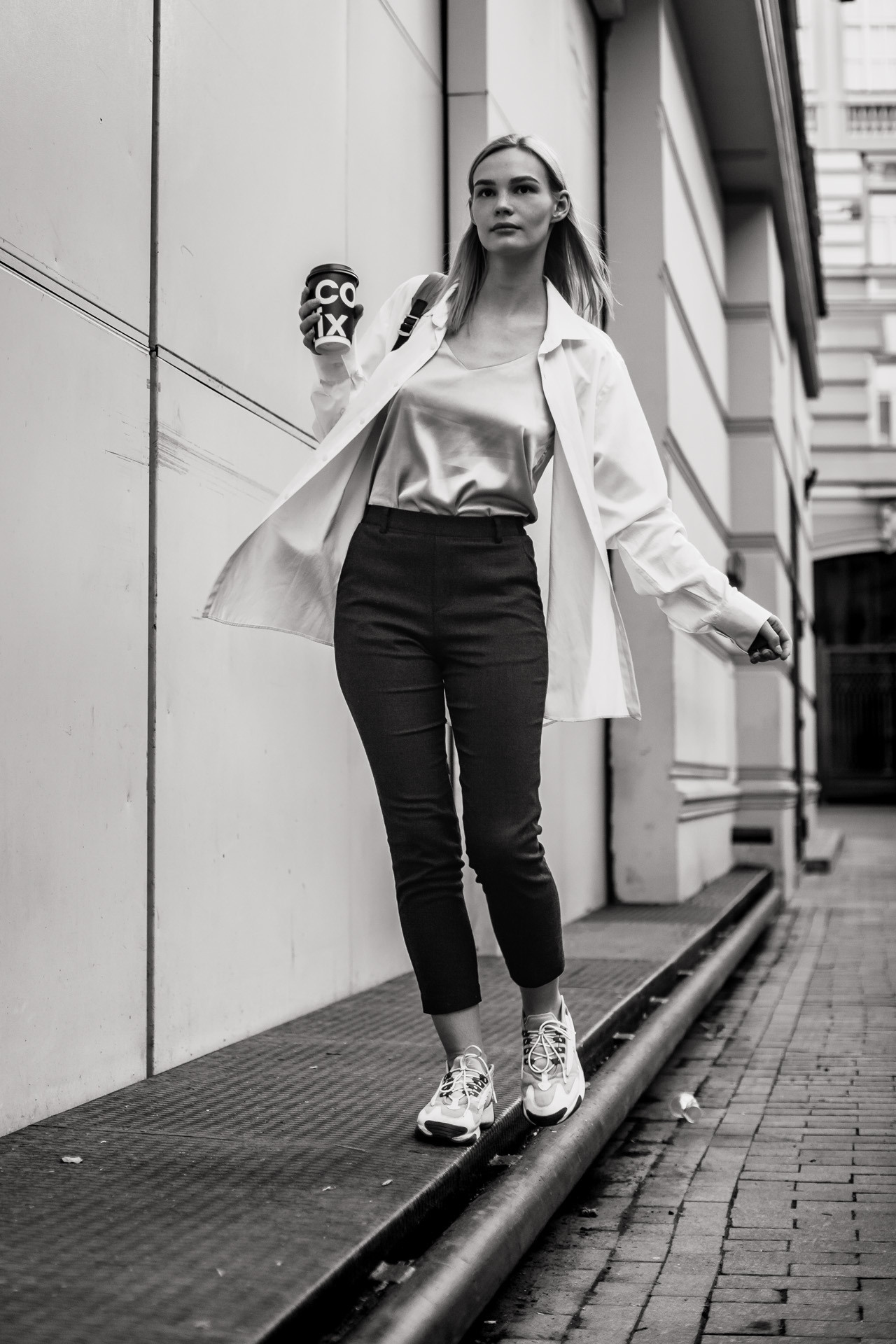 Фотосессия девушки в городе, фотопрогулка по Москве, Уличная фотосесси. Свадебный фотограф Дмитрий Гладков