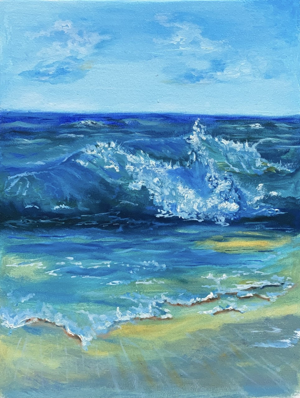 пенная волна черного моря. Яркий песок, южное солнце