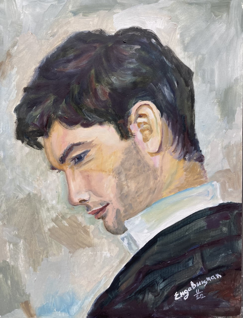 профиль молодого мужчины со взглядом вниз, с накрахмаленным воротничком