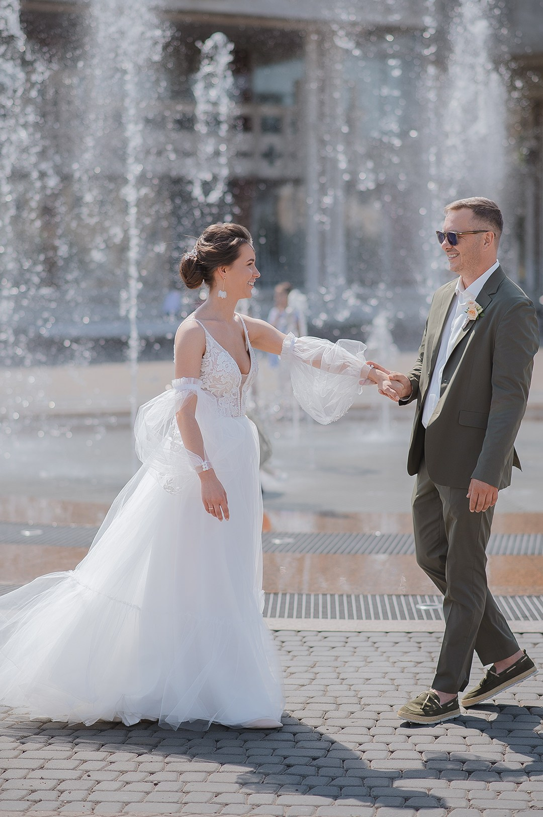 Прогулка невесты и жениха перед фонтаном в городе Ярославль у ТЮЗА