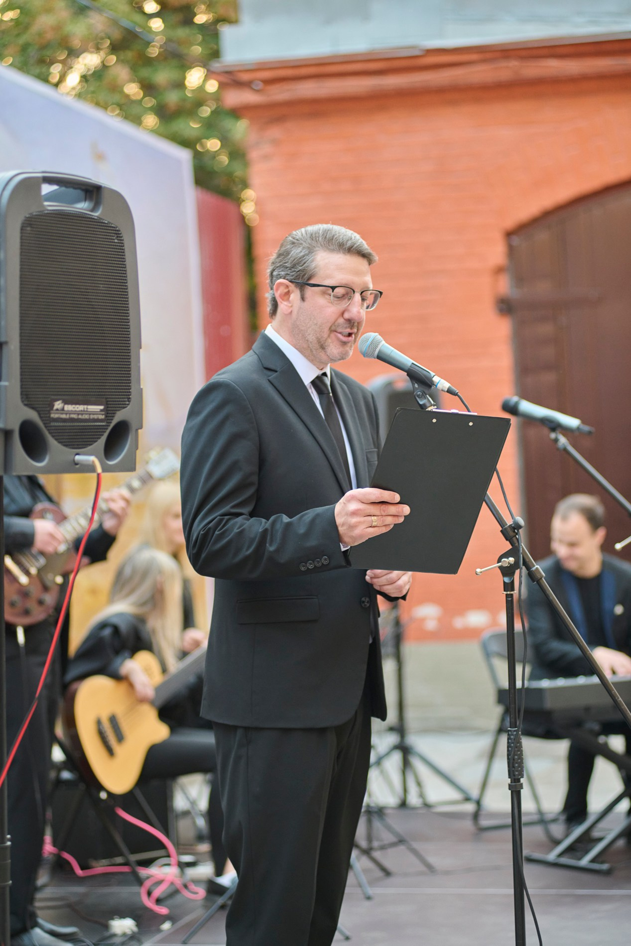 Ведущий Фёдор Степаненко выступает на сцене.