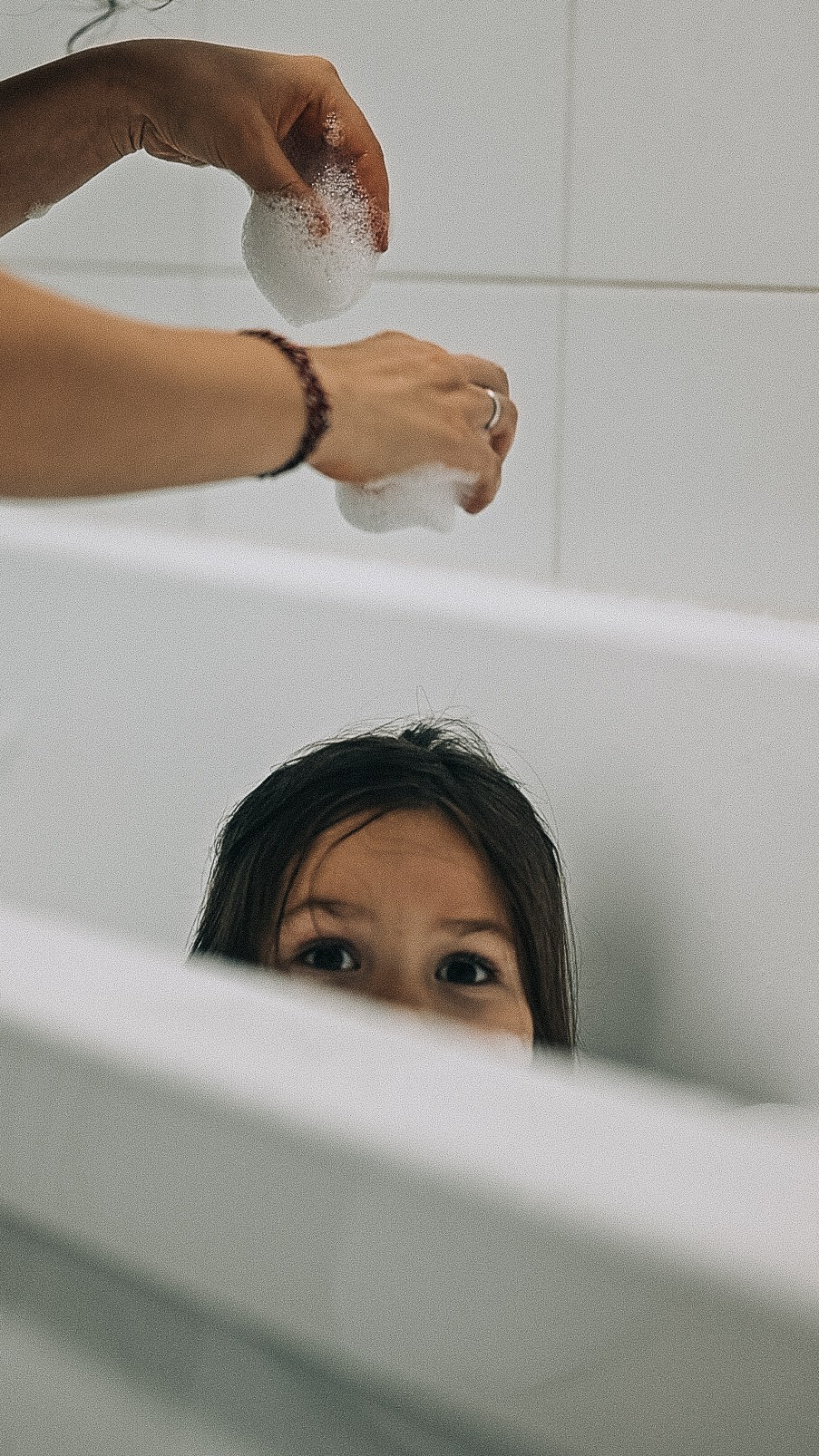 Элиза купается в ванне. Семейный фотограф в Москве Дарья Пузикова