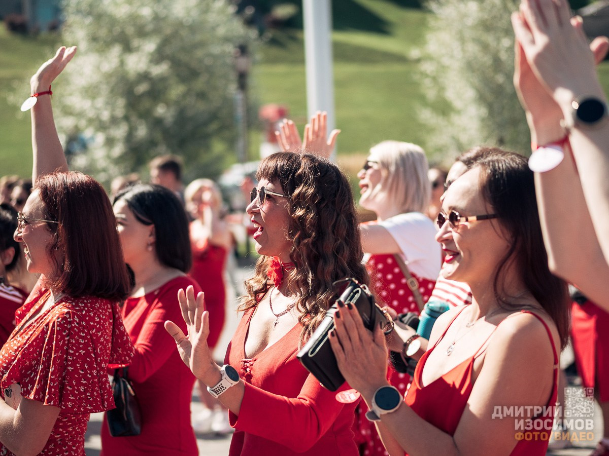 Забег в красных платьях