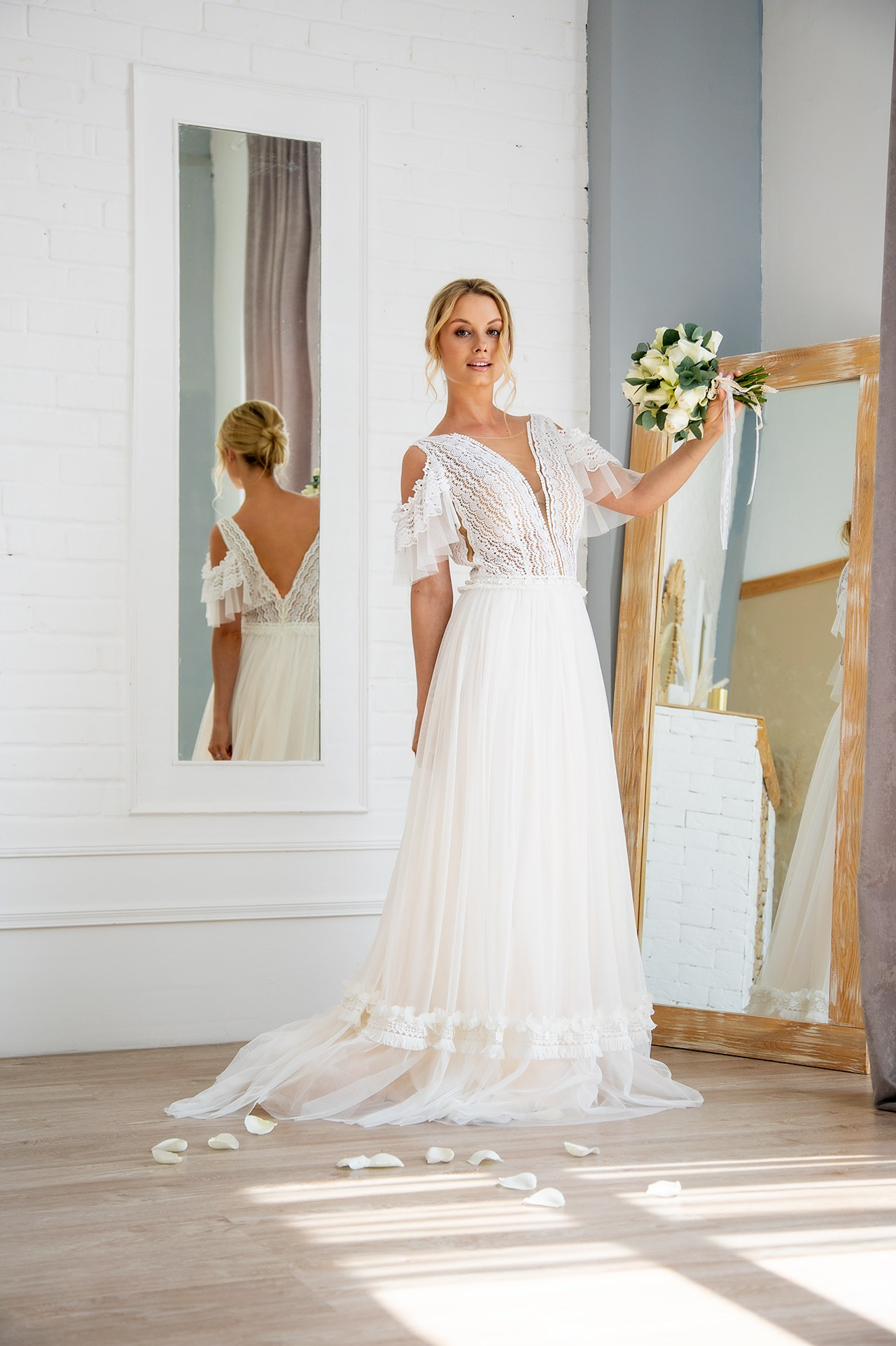 Свадьба Кемерово невеста в платье возле зеркал с букетом в руках белое длинное красивое платье