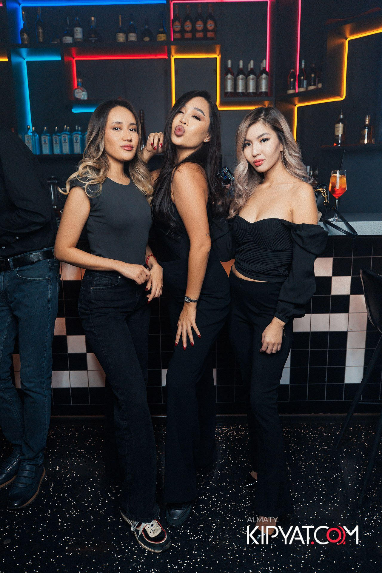 КОНЦЕРТ ГРУППЫ HIFI SANTA BARBARA. КИПЯТКОМ АЛМАТЫ!