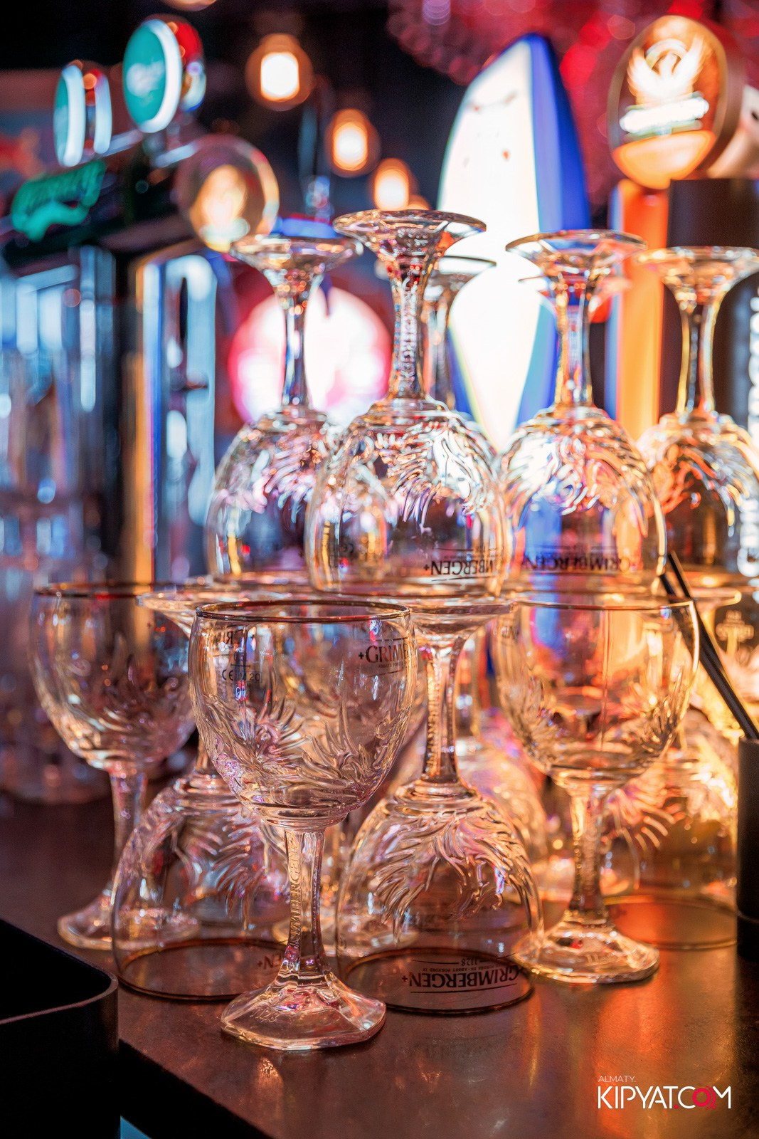 FRIENDS BAR & TERRACE. КИПЯТКОМ АЛМАТЫ!