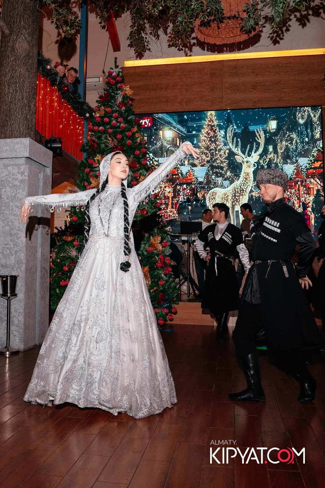 ГРУЗИНСКИЙ ДВОР НА КАБАНБАЙ БАТЫРА. КИПЯТКОМ АЛМАТЫ!