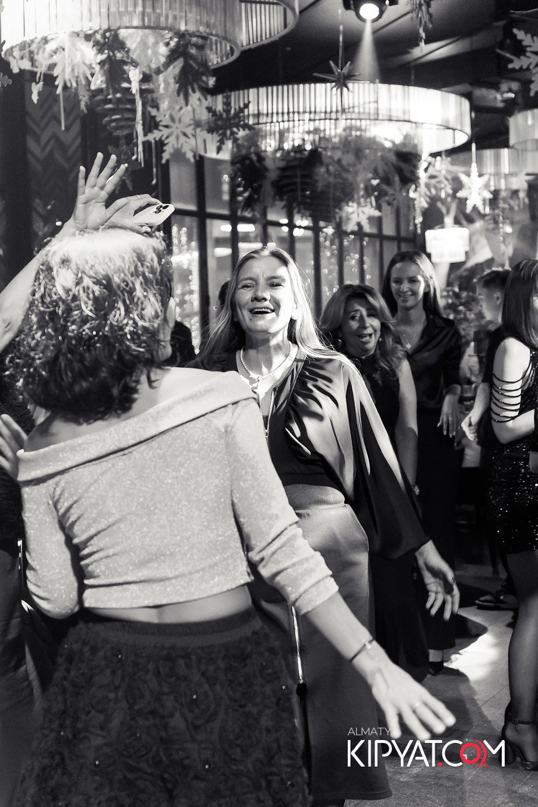 FRIENDS BAR & TERRACE. КИПЯТКОМ АЛМАТЫ!