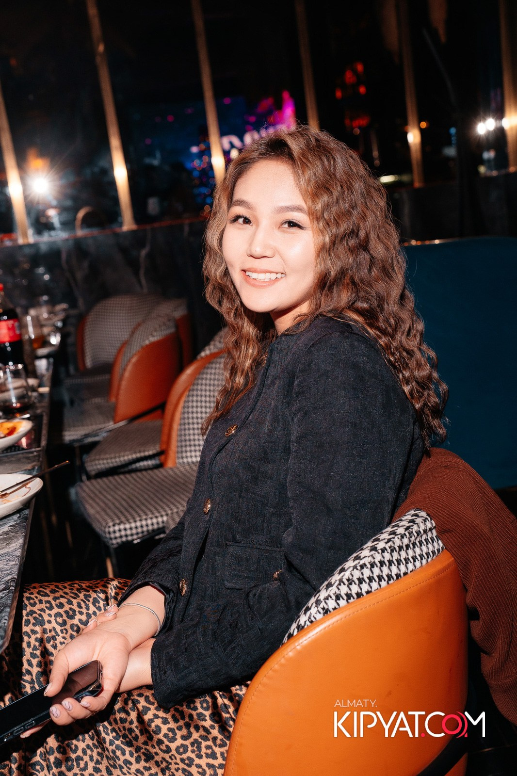 БАР ПАНАЕХАЛИ НА ТОЛЕ БИ. КИПЯТКОМ АЛМАТЫ!