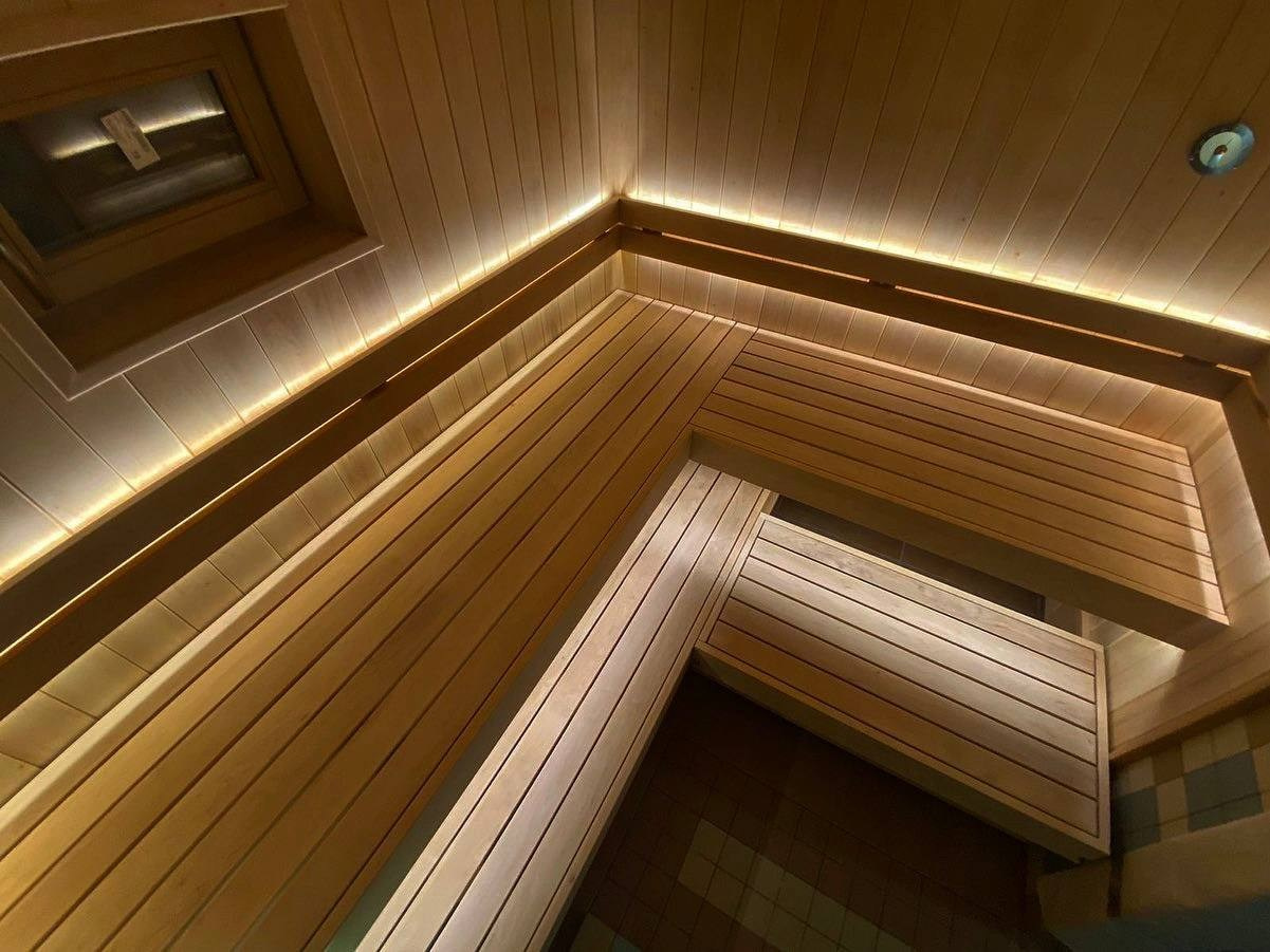 Парная в Мартышкино из ольхи и термоольхи с парящими полками, светодиодным освещением и лавкой на реллингах для комфортного парения. SaunaTopMasters