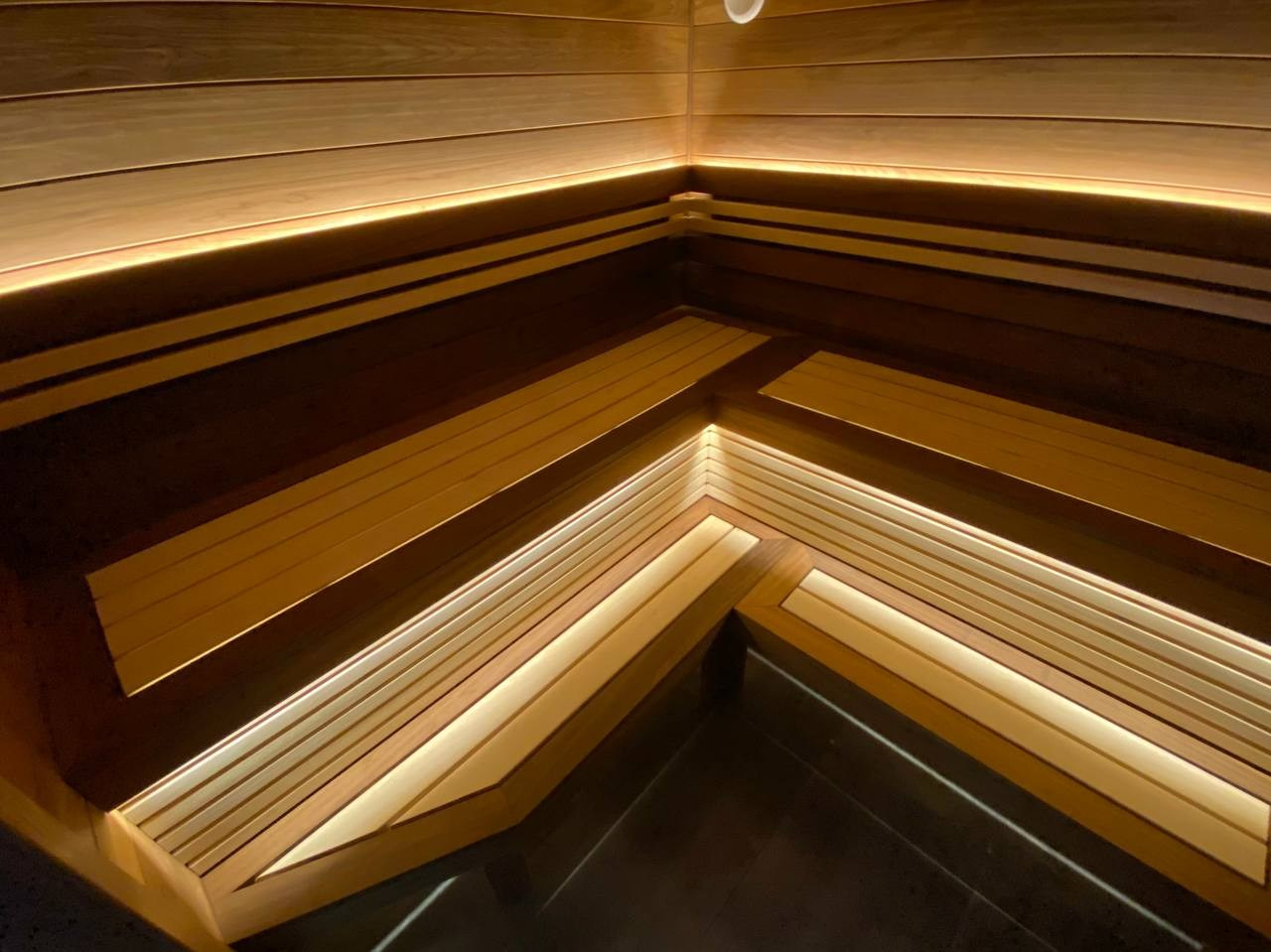 Сауна под Кировском. Парная выполнена из комбинации Абаши и Термоабаши. А в Противопожарном углу красуется печь Sawo Aries. SaunaTopMasters