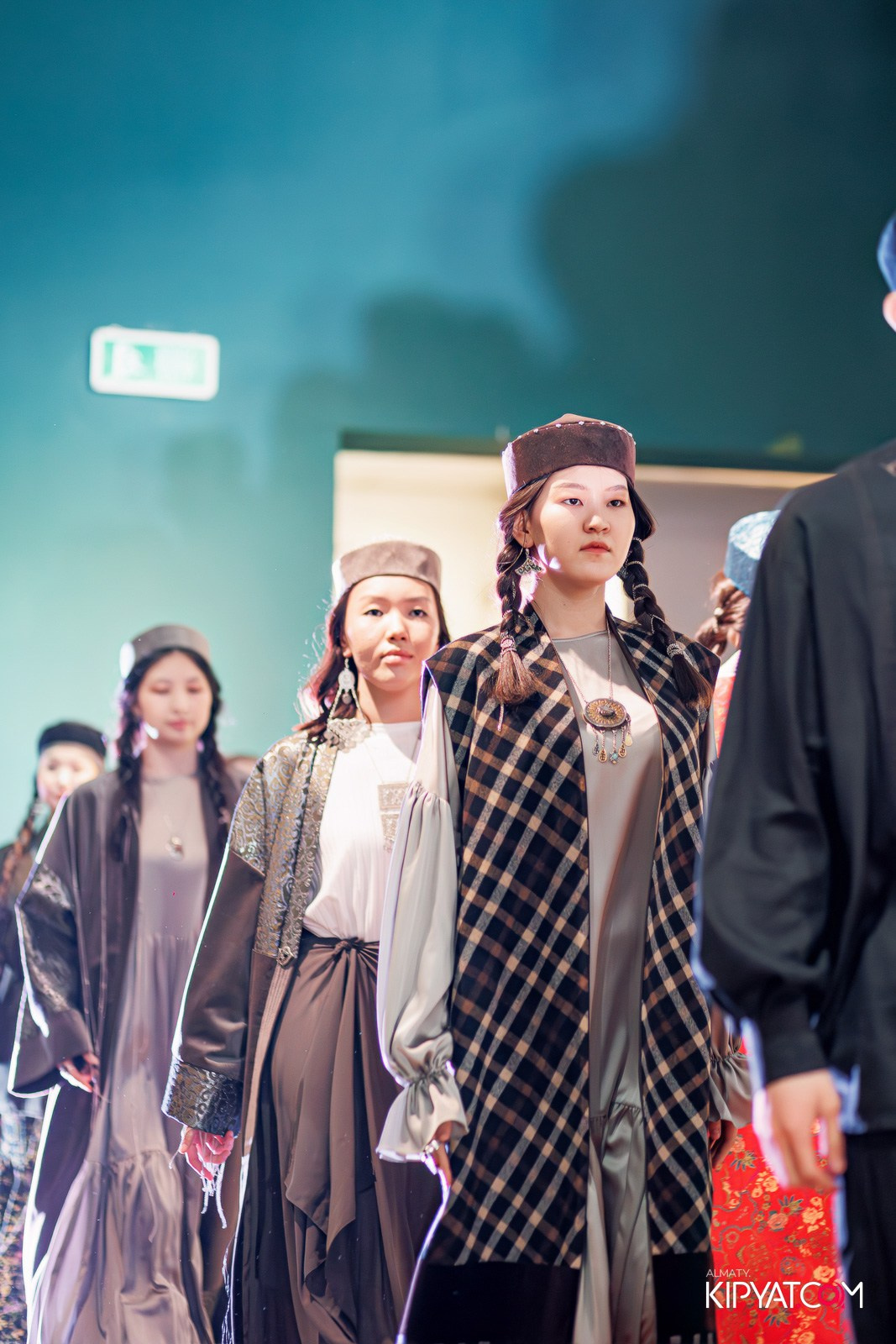 FASHION ПОКАЗ, КАЗАХСКОЙ НАЦИОНАЛЬНОЙ ОДЕЖДЫ. КИПЯТКОМ АЛМАТЫ!