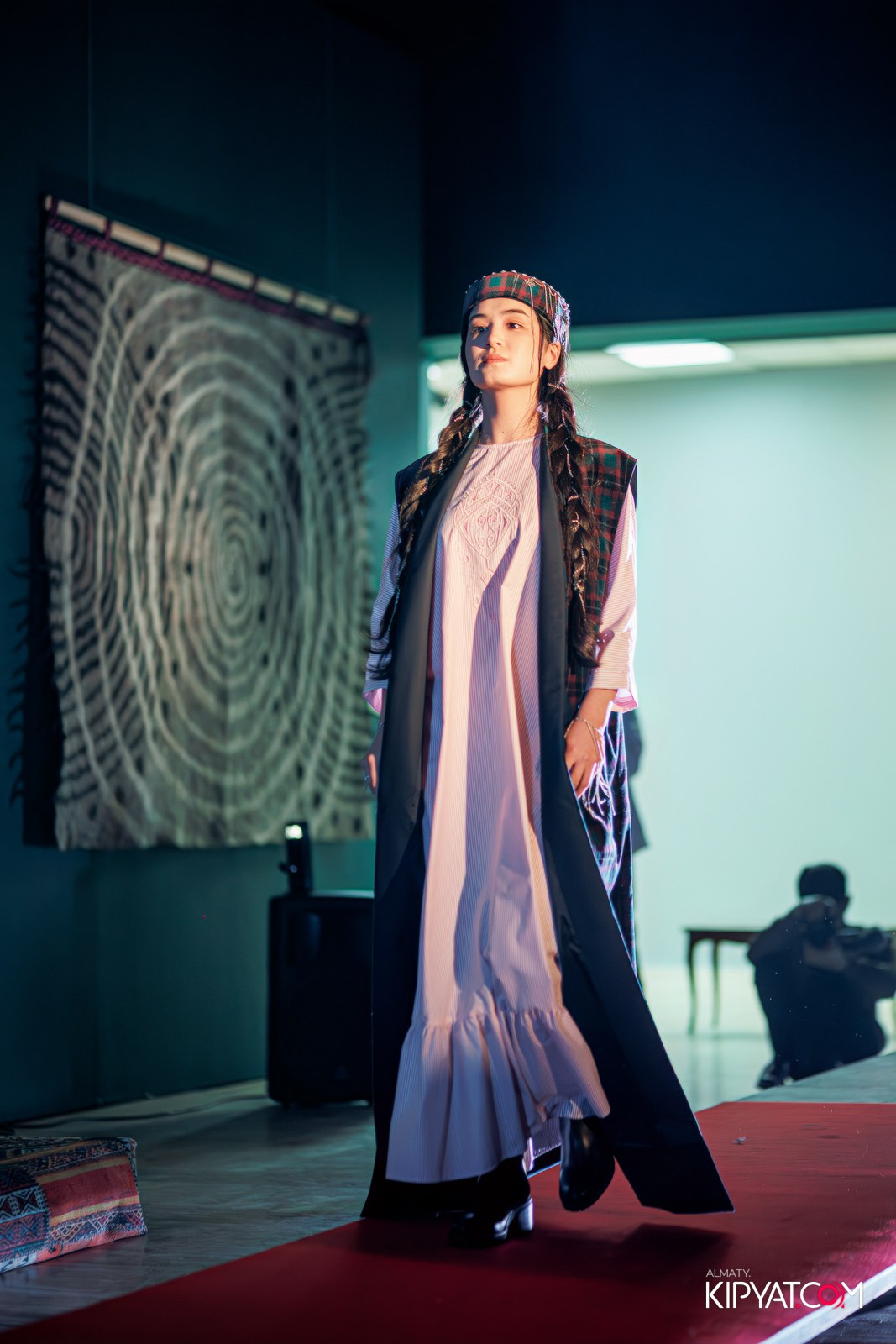 FASHION ПОКАЗ, КАЗАХСКОЙ НАЦИОНАЛЬНОЙ ОДЕЖДЫ. КИПЯТКОМ АЛМАТЫ!