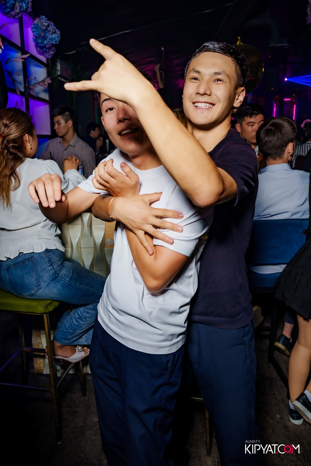 UYAT EMES BAR. КИПЯТКОМ АЛМАТЫ!