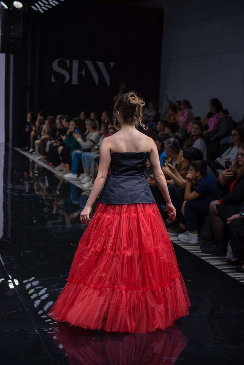 SochiFashionWeek2024 дизайнер Юлия Крылова. Семейный и коммерческий фотограф в Сочи Александр Бодунов