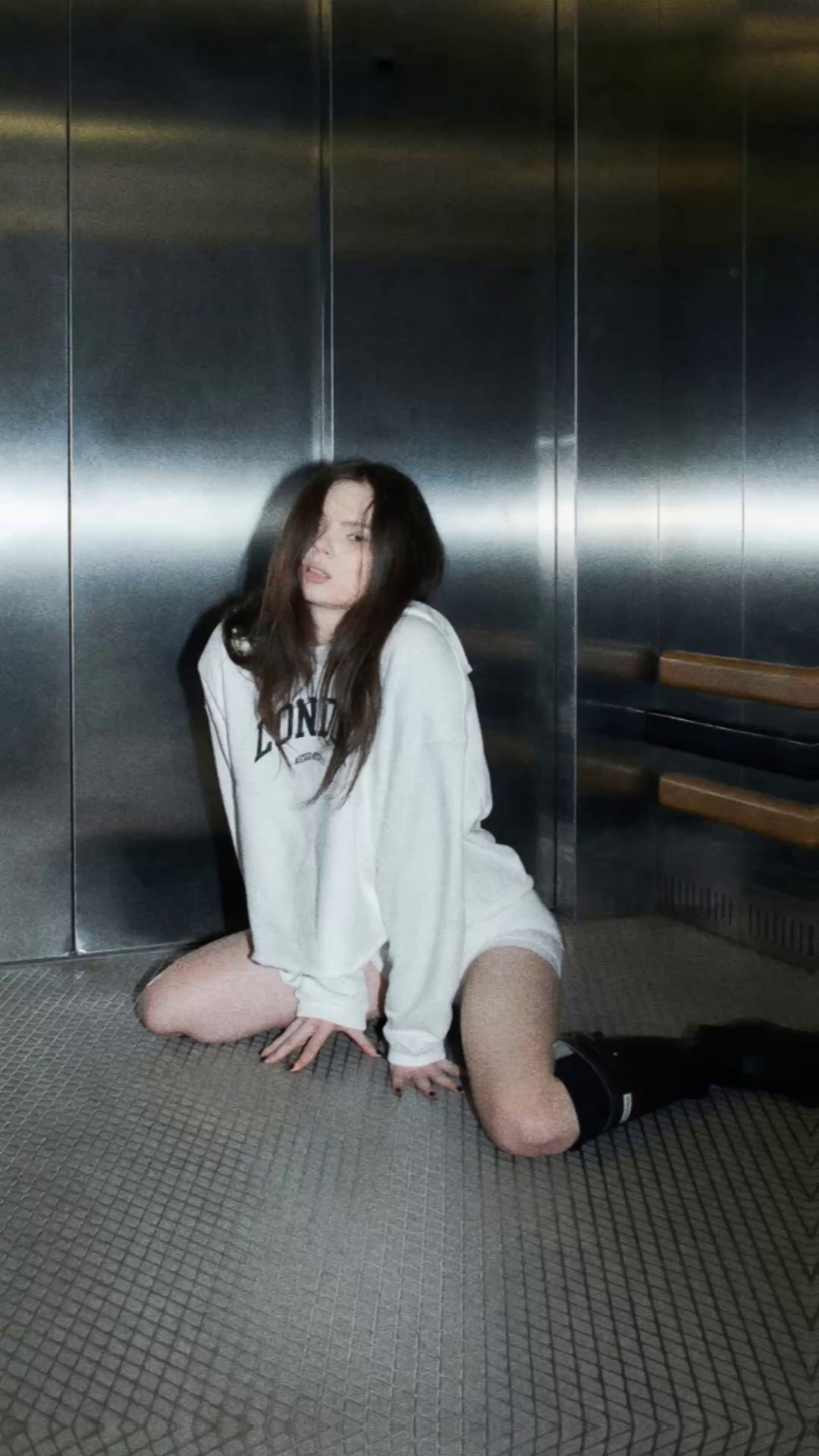 AI. Я Саша, креативный продюсер и арт-директор из Москвы. Придумываю, собираю и запускаю визуальные проекты