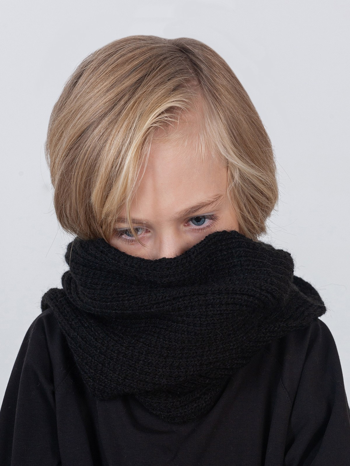 Фотосъёмка детских шарфов для валдберриз. Сборные фотосъёмки в Москве. фотосессии одежды.фотограф