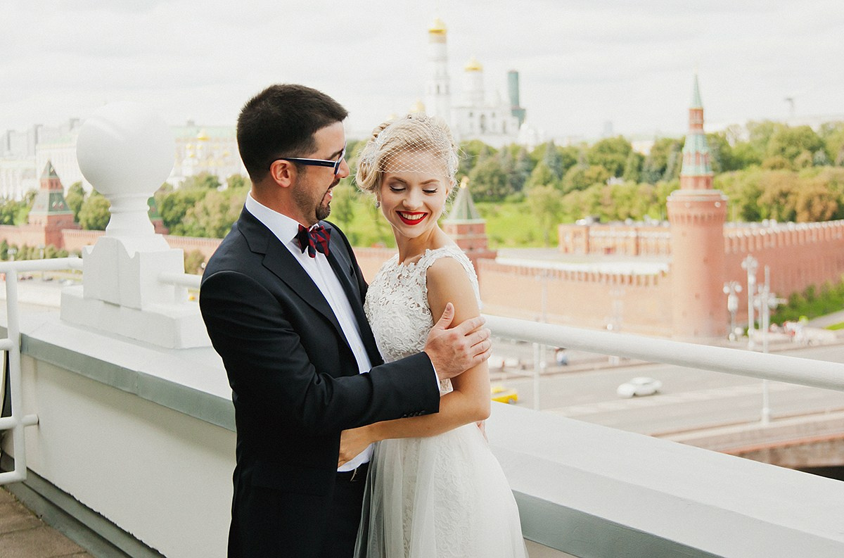 Москва. Свадебная романтическая прогулка Лены и Эндрю. Фотограф крещение венчание в Петербурге! Помогает подобрать храм и посоветовал душевного батюшку в СПб