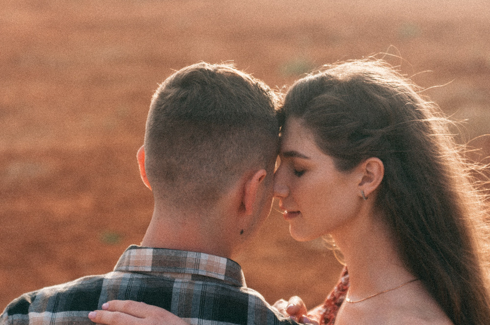 Фотосессия Love Story. Фотограф в Барнауле Дарья Бутурлакина. Люби.Цени.Касайся