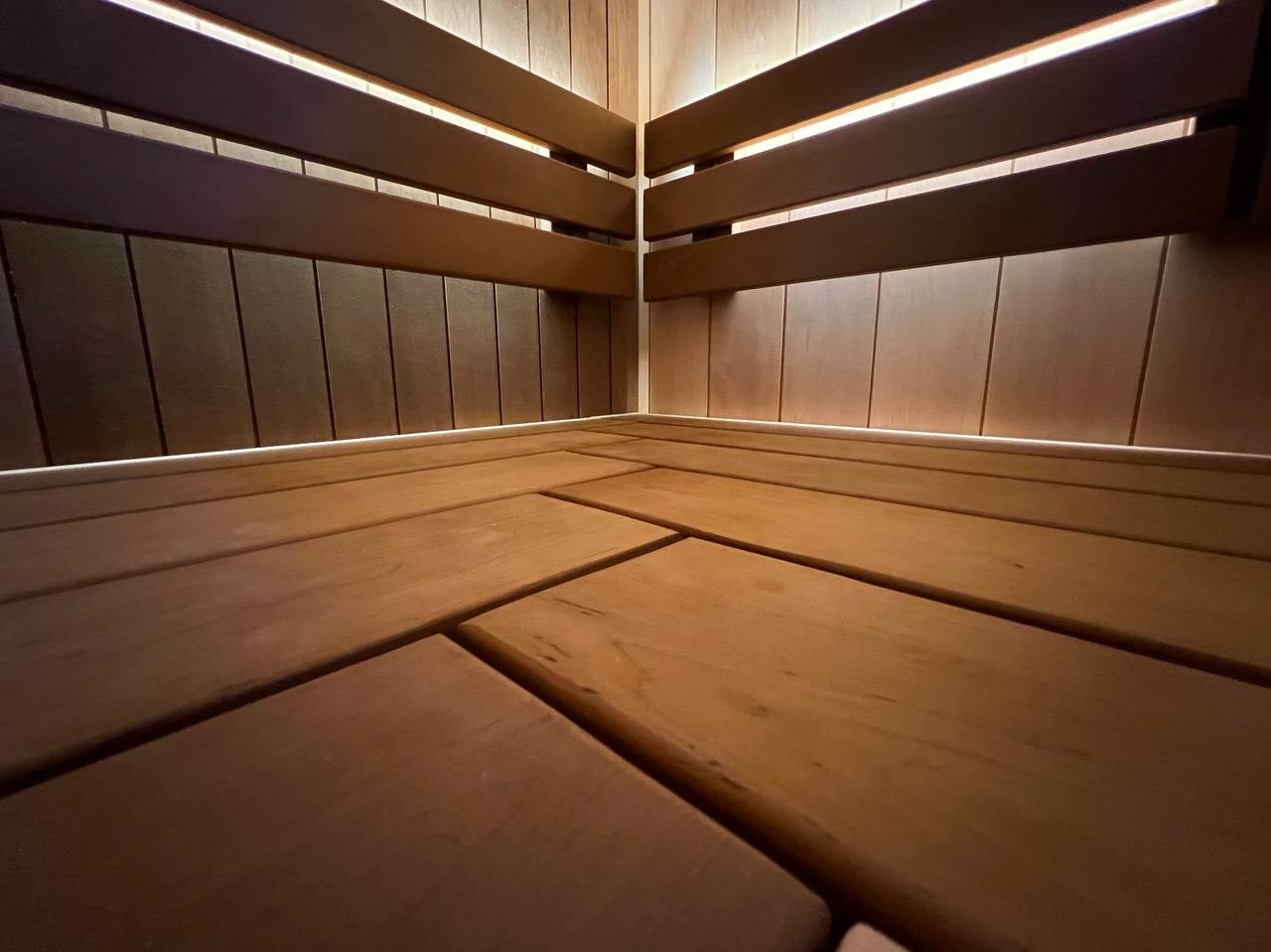 Сауна во Всеволожске выполнена в уже полюбившимся стиле нашей команды. В отделке используется ольха, можжевельник и натуральный камень. SaunaTopMasters