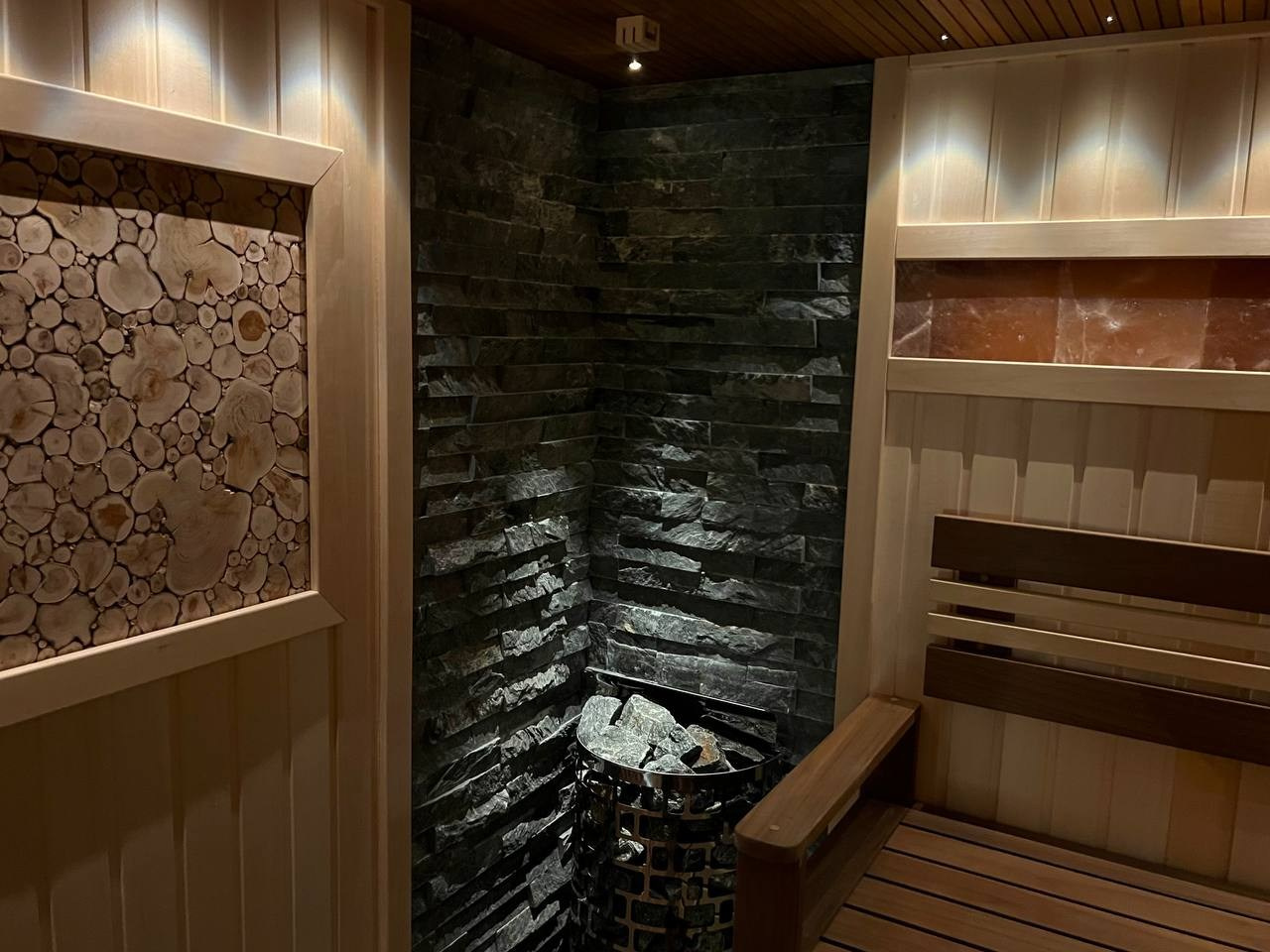 Сауна на Кавголовских холмах выполнена из целого обилия материалов. Оптоволокно и свет солевых блоков подчеркивают каждую деталь интерьера. SaunaTopMasters