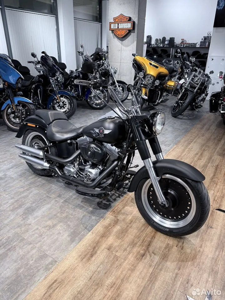 Купить Harley-Davidson Fat Boy ABS (Black Denim) (Softail/Dyna) — подробнее на сайте. Hello Davidson, Москва. Только хорошие мотоциклы…