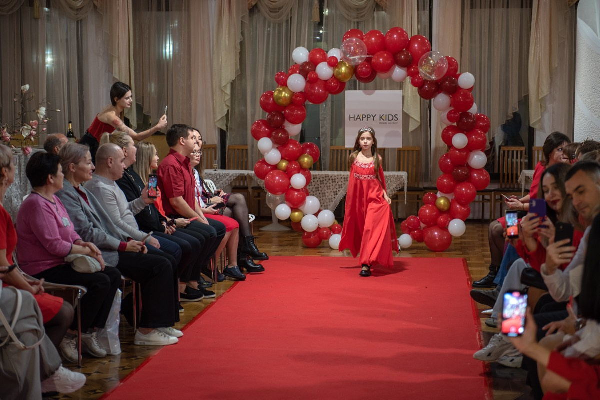 Выпускной в детской школе моделей HAPPYkids 2024. Семейный и коммерческий фотограф в Сочи Александр Бодунов