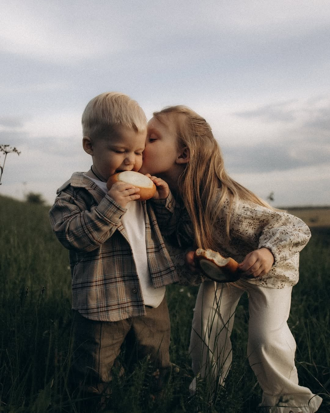 Мама с детьми / поле