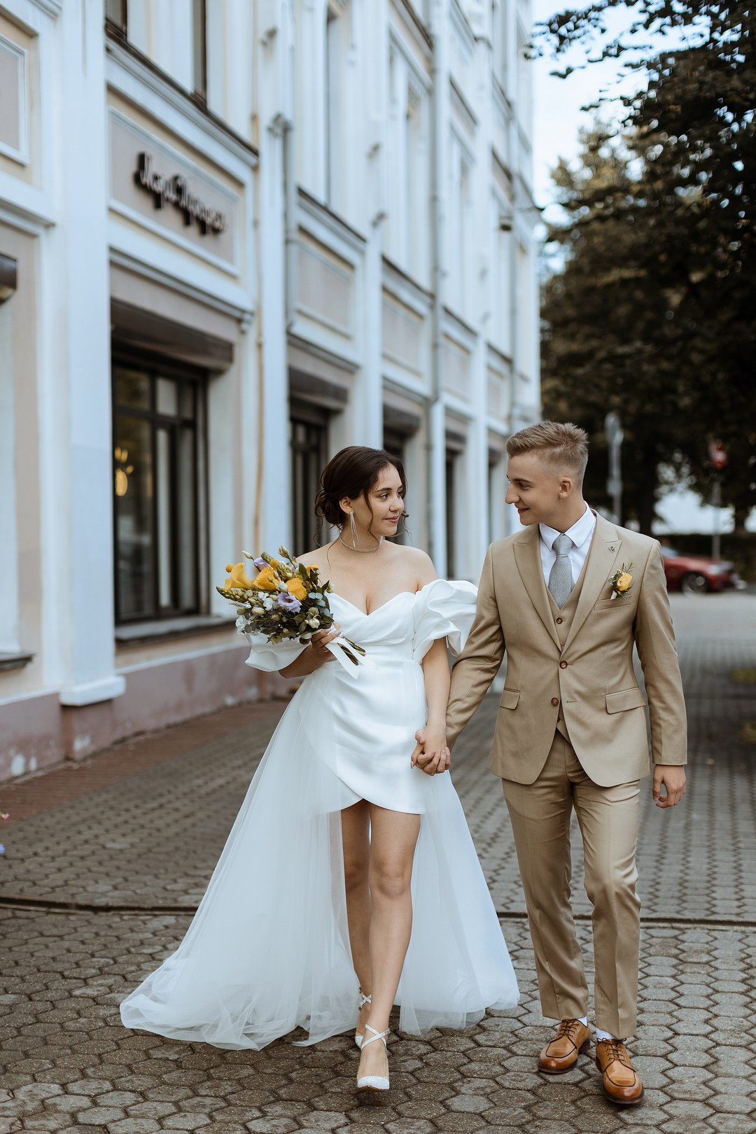  Молодожены на фоне ярославского кремля