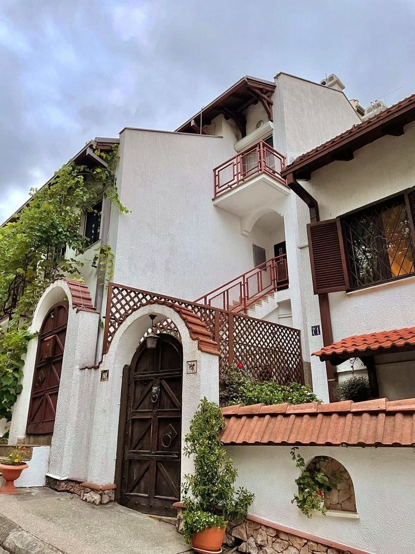 Уличная фотосессия на старинных улицах Сочи, улица Благодатная. Фотограф Сочи Адлер. Солькаева Анастасия