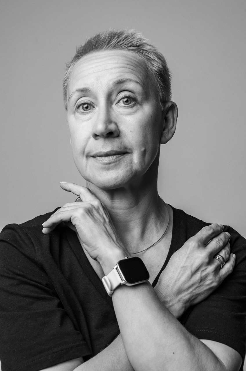 Портрет крупным планом женщины с короткой стрижкой в черно-белом стиле 