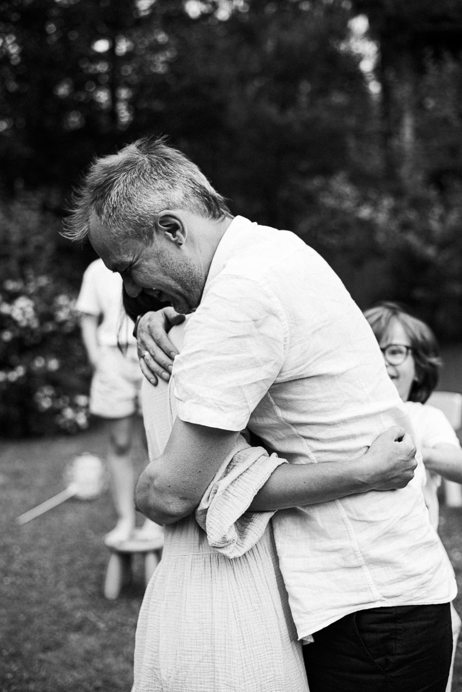 Коля, Ксюша, Саша, Андрей, Кира и бабушки | на даче