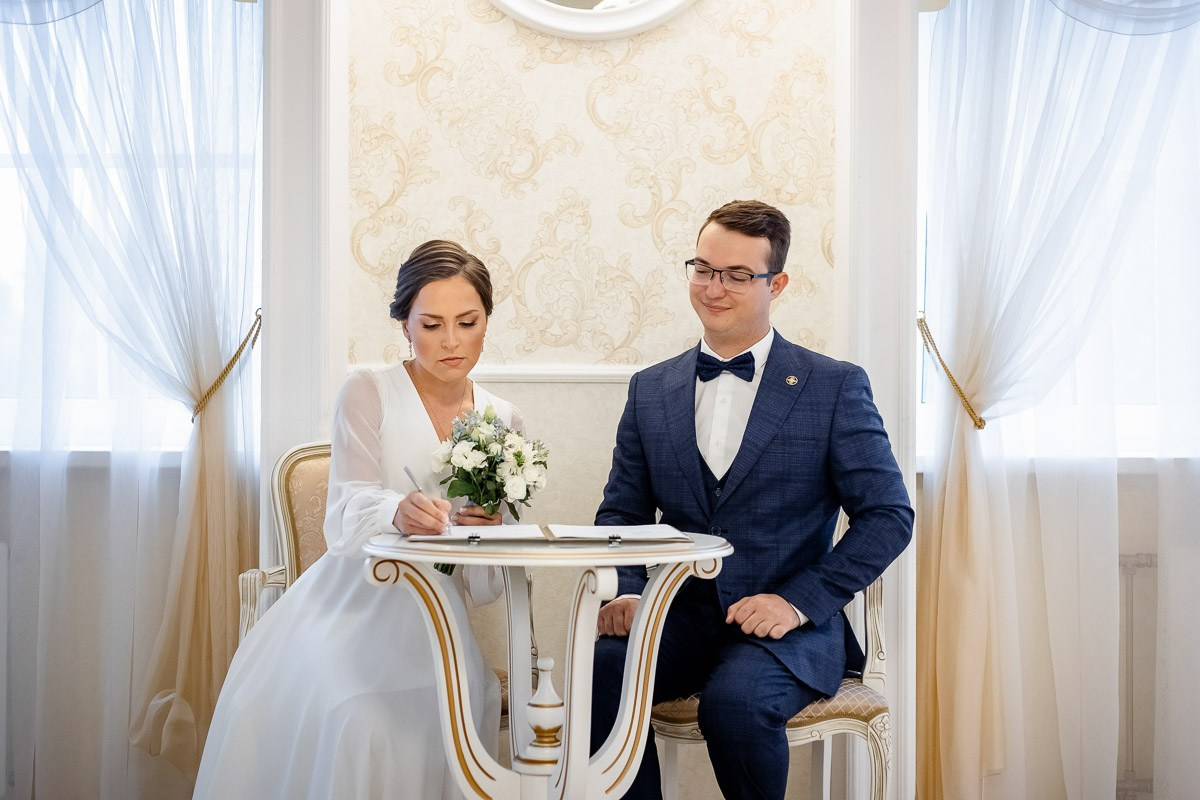 Жених и невеста. Роспись в ЗАГСе Петергофа.