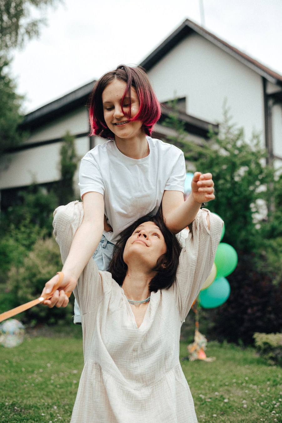 Коля, Ксюша, Саша, Андрей, Кира и бабушки | на даче