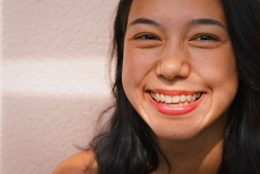 Сентябрь 2019 года. Я впервые увидела, как выгляжу, когда широко улыбаюсь и с распущенными волосами (была неприятно не удивлена)